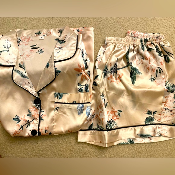 Adorable and comfortable short sleeve and shorts satin pajama set - NWOT - Picture 1 of 1